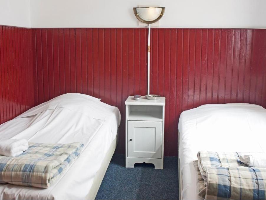 Tweepersoonskamer met twee aparte bedden